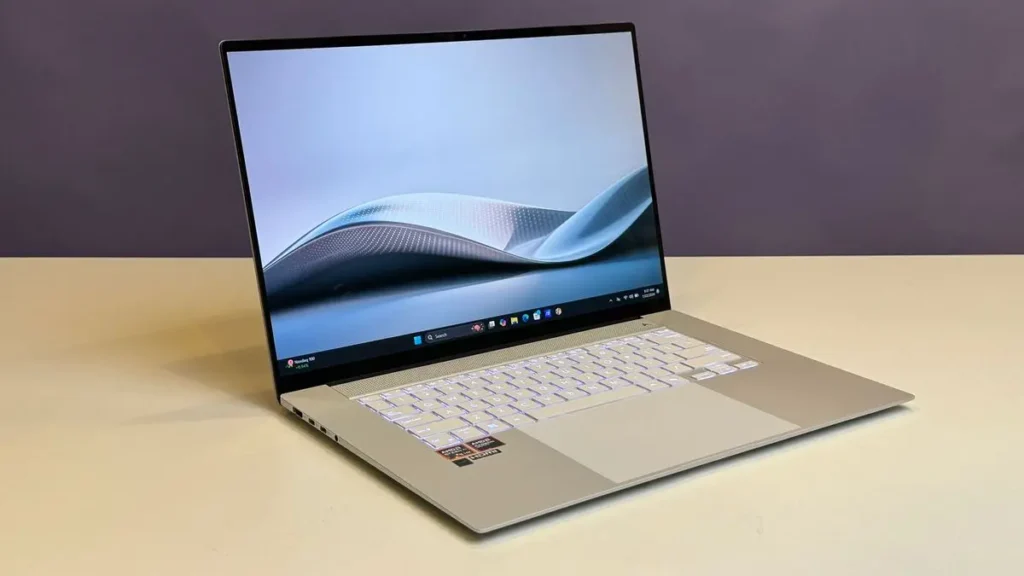 Yazılım İçin Laptop Önerisi - En İyi 10+ Laptop! 26 Masa üzerinde duran açık Asus Zenbook S16 bilgisayar
