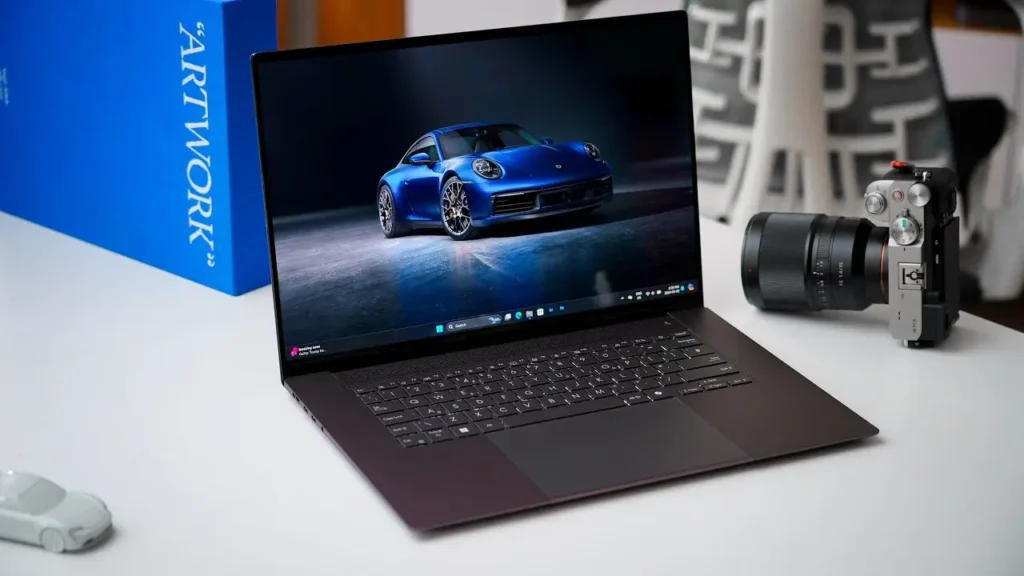 Yazılım İçin Laptop Önerisi - En İyi 10+ Laptop! 28 Masa üzerinde duran, Windows yazılımını çalıştıran Asus Zenbook S16 laptop modeli.