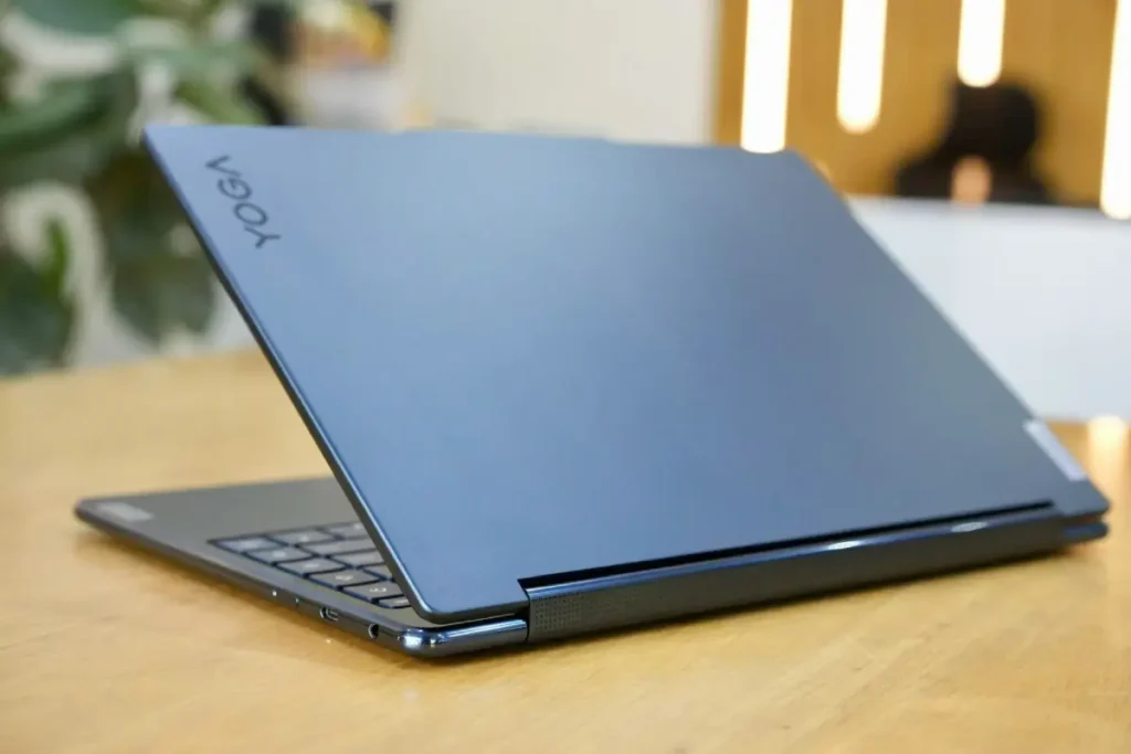 Yazılım İçin Laptop Önerisi - En İyi 10+ Laptop! 25 Masa üzerinde duran Lenovo Yoga 9'ın arka plakası.