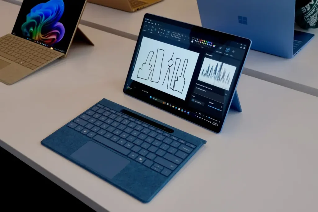 Yazılım İçin Laptop Önerisi - En İyi 10+ Laptop! 32 Elektronik dükkanında masa üzerinde yer alan Microsoft Surface Pro modeli.