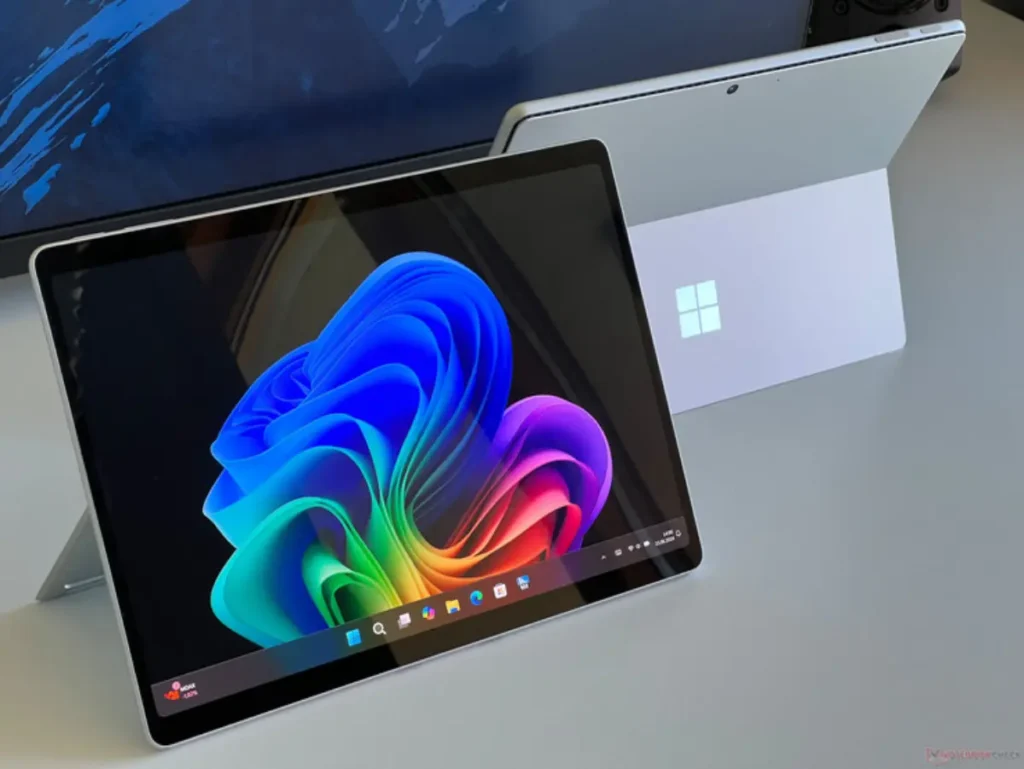 Yazılım İçin Laptop Önerisi - En İyi 10+ Laptop! 34 Tablet formundaki Microsoft Surface Pro, masa üzerinde duruyor.