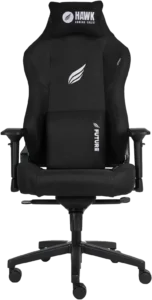HAWK Gaming Chair Future Oyuncu Koltuğunun önden görünümü. Koltuk tamamen siyah renkte olup, uzun süreli kullanım konforu için nefes alabilen kumaş malzemeden üretilmiştir. Özellikle 190 cm'den uzun oyuncular ve 140 kg taşıma kapasitesi ile dikkat çekmektedir. Yüksek sırt tasarımında, boyun bölgesini destekleyen ve üzerinde beyaz HAWK logosu ile yazısı bulunan bir baş yastığı yer alır. Koltuğun bel kısmında, üzerinde dikey olarak 'FUTURE' yazısı ve yatay olarak 'FUTUR[E]' logosu bulunan büyük, dikdörtgen bel destek yastığı bulunur. Yanlarda, kişiselleştirilebilen 4D hareketli kolçaklar ve sağlamlığı gösteren Class 4 amortisör ile metal yıldız ayak mekanizması görülmektedir. Koltuk, 200 cm boy desteği sunarak uzun boylu kullanıcılar için ideal bir seçim olduğunu vurgulamaktadır.