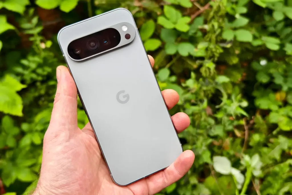 Kamerası En İyi Telefonlar 2025: Fotoğraf ve Video Çekmek İçin Tercih Edilebilecek En İyi Kameralı Telefonlar! 5 Google Pixel 9 Pro XL arka yüzü ve kamerası