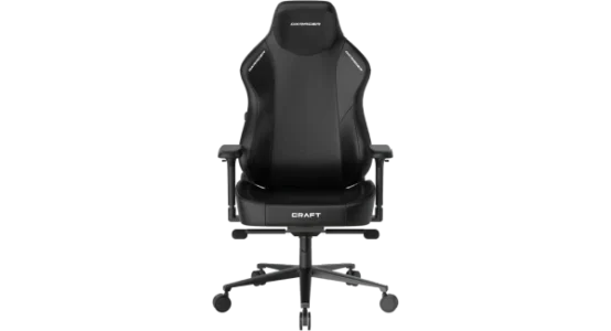 DXRacer Craft Pro Oyuncu Koltuğunun önden görünümü. Bu model, Malzeme Kalitesi En İyi Oyuncu Koltuğu olarak öne çıkmakta ve tamamen siyah dayanıklı deri malzeme ile kaplanmıştır. Koltuğun sırt ve oturma merkezinde, dikişli elmas deseni ve yanlarda kabartmalı bir desen detayı bulunmaktadır. Sırt kısmının üstünde DXRACER logosu ve oturma yerinin ön kenarında büyük harflerle CRAFT yazısı yer alır. Koltuk, en yüksek konfora sahip sayılı koltuklardan biri olup, 150 kg taşıma kapasitesi ve 200 cm boy desteği sunmaktadır. Yanlarda ayarlanabilir 4D kolçaklar ve sağlam bir temel sunan Class 4 amortisör mekanizması görülmektedir. Yaslanma derecesi 90° ile 135° arasındadır.