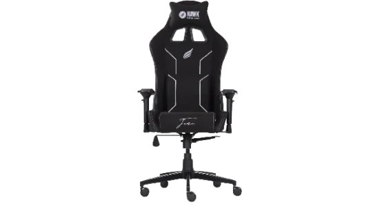 HAWK Gaming Chair Fame Oyuncu Koltuğunun önden görünümü. Koltuk, sade tasarım arayan oyuncular için ideal olup, tamamen siyah kumaş malzeme ile kaplanmıştır ve tüm dikiş detaylarında beyaz iplik kullanılmıştır. FAB serisine kıyasla daha uzun sırt uzunluğuna sahiptir. Yüksek sırt tasarımının üstünde, üzerinde beyaz HAWK logosu ve yazısı bulunan bir baş yastığı yer alır. Koltuğun bel kısmında, el yazısıyla yazılmış 'Fame' ibaresi bulunan dikdörtgen bir bel destek yastığı bulunmaktadır. Sırt ve oturma yüzeyindeki stilize beyaz çizgi detayları koltuğa dinamik bir görünüm katar. Yanlarda ayarlanabilir 4D kolçaklar ve sağlam bir temel sunan Class 4 amortisör mekanizması görülmektedir. Koltuk, 120 kg taşıma kapasitesi ve 190 cm boy desteği sunmaktadır.
