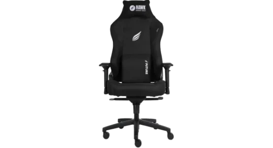 HAWK Gaming Chair Future Oyuncu Koltuğunun önden görünümü. Koltuk tamamen siyah renkte olup, uzun süreli kullanım konforu için nefes alabilen kumaş malzemeden üretilmiştir. Özellikle 190 cm'den uzun oyuncular ve 140 kg taşıma kapasitesi ile dikkat çekmektedir. Yüksek sırt tasarımında, boyun bölgesini destekleyen ve üzerinde beyaz HAWK logosu ile yazısı bulunan bir baş yastığı yer alır. Koltuğun bel kısmında, üzerinde dikey olarak 'FUTURE' yazısı ve yatay olarak 'FUTUR[E]' logosu bulunan büyük, dikdörtgen bel destek yastığı bulunur. Yanlarda, kişiselleştirilebilen 4D hareketli kolçaklar ve sağlamlığı gösteren Class 4 amortisör ile metal yıldız ayak mekanizması görülmektedir. Koltuk, 200 cm boy desteği sunarak uzun boylu kullanıcılar için ideal bir seçim olduğunu vurgulamaktadır.