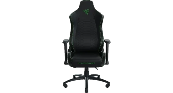 Razer Iskur X Profesyonel Oyuncu Koltuğunun önden görünümü. Koltuk tamamen siyah renkte olup, dayanıklı ve premium bir his veren suni deri malzeme ile kaplanmıştır. Sırt kısmının üstünde, markanın sembolü olan ikonik neon yeşili Razer logosu bulunmaktadır. Sırt merkezinde yılan derisini andıran kabartmalı özel bir doku detayı yer alır. Koltuğun ön oturma kenarında yine neon yeşili renkte 'FOR GAMERS. BY GAMERS.' sloganı yazılıdır. Koltuk, Ergonomisi En İyi Oyuncu Koltuğu olarak lanse edilmekte, 136 kg taşıma kapasitesi ve 190 cm boy desteği sunmaktadır. Yanlarda 2D hareketli kolçaklar ve sağlam bir temel sunan Class 4 amortisör mekanizması görülmektedir. Bu model, 36 ay garanti süresiyle premium arayanlar için harika bir seçenektir.