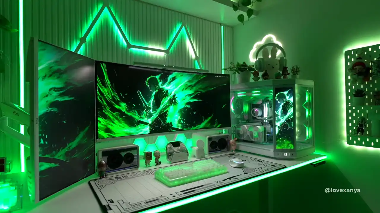 Yeşil temalı, masa üzerinde duran iki monitör ve yeşil aydınlatmalı beyaz akvaryum kasa bir estetik oyuncu sistemi