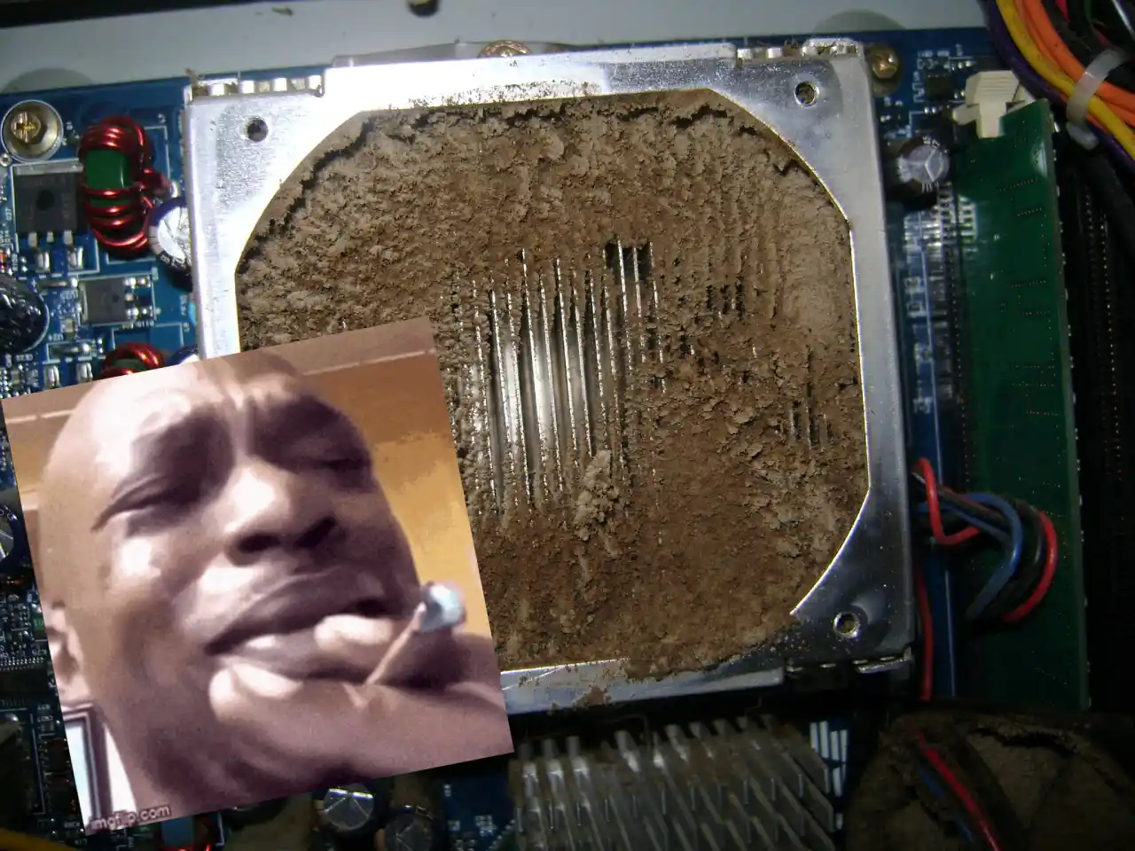 Sigara içen adam bilgisayarına verdiği zarara bakıyor