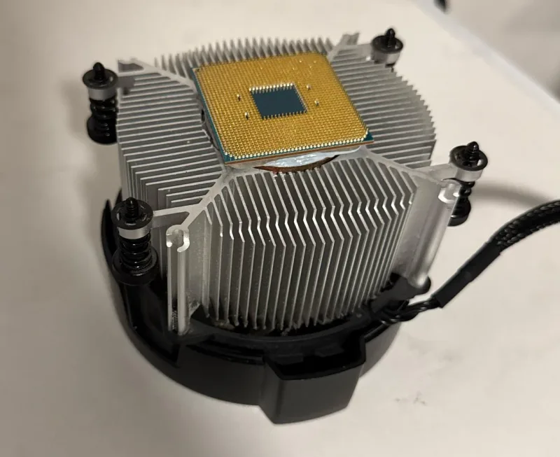 Soğutucu bloğa yapışmış bir AMD işlemci